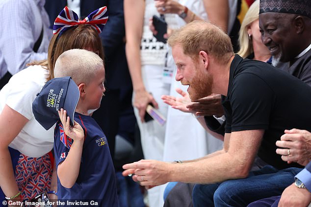 Harry speaks to a young supporter while attending Powerlifting with PDEL