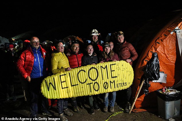 Dickey is welcomed by supporters to return to the surface