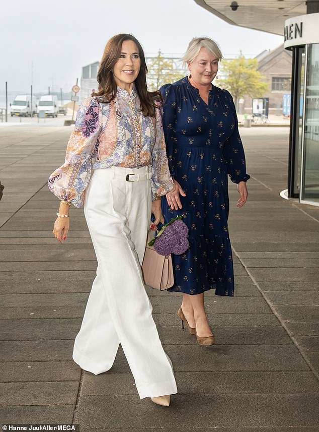 She completed her ensemble with nude stilettos and a matching cream leather handbag