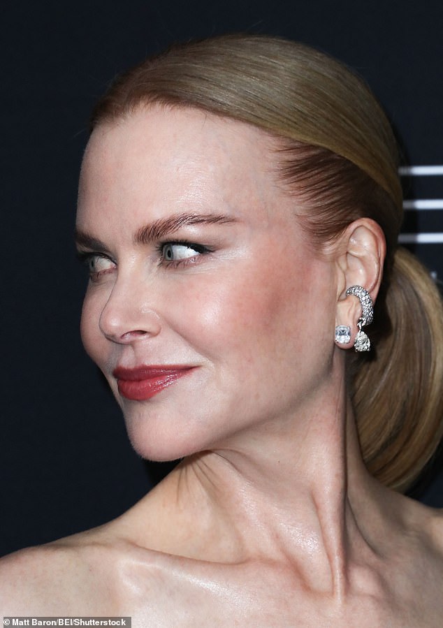 Kidman completed her accessories with elegant silver jewelry, including diamond stud earrings and ear cuffs, along with a matching diamond ring on her right index finger