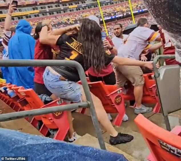 The girlfriends of the two men also received blows, pulled each other's hair and crashed into the stands