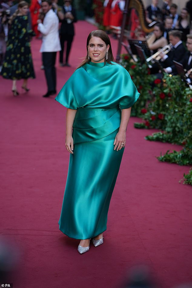 For the occasion, Eugenie chose a turquoise satin dress, fitted with pleated details and short sleeves