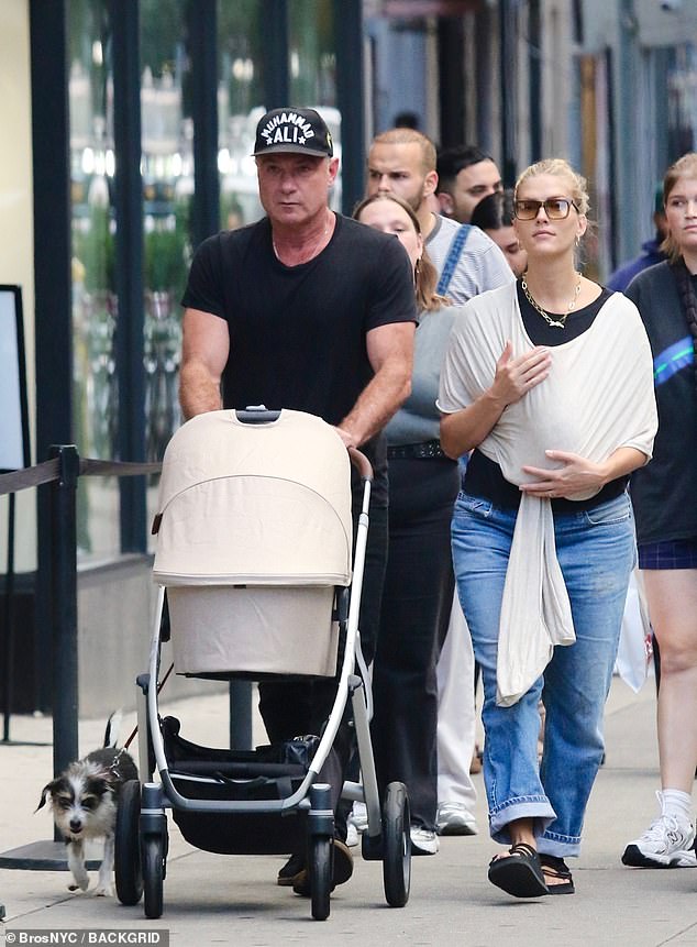 Schreiber and Neisen were spotted taking a hazelnut walk on Wednesday, marking the first time since they announced the baby news