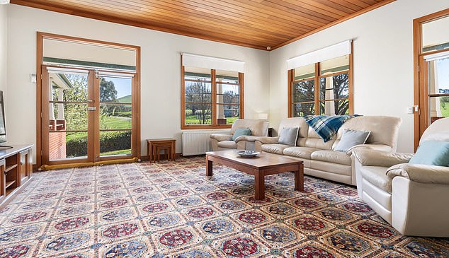 The massive classic brick house was renovated in the 1980s by Gibson and his then wife Robyn and offers a cozy atmosphere with old-fashioned furniture, wooden style and retro carpeting