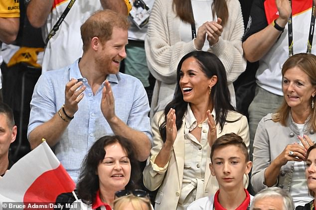 The Duke and Duchess applauded the crowd this morning at the Invictus Games in Düsseldorf