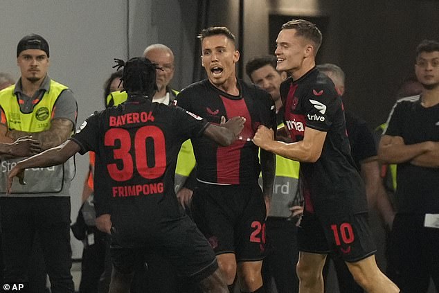 Less than twenty minutes after Kane's opener, Leverkusen leveled with an excellent free kick from Alejandro Grimaldo (center)