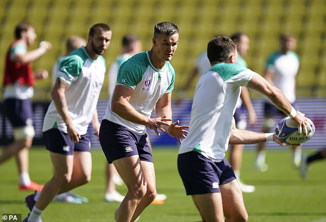 Ireland are ranked number 1 in the world and should be able to win while resting like Johnny Sexton (centre)