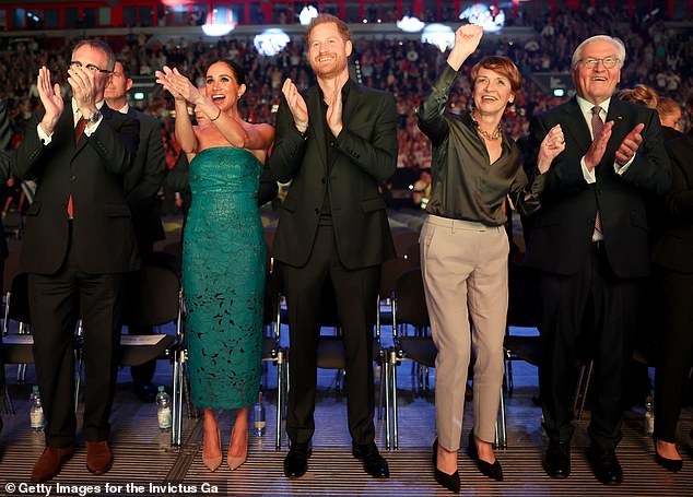 Dominic Reid, CEO of the Invictus Games, Meghan Markle, Prince Harry, Elke Bundenbender and Frank-Walter Steinmeier, President of Germany, at the closing ceremony of the Invictus Games in Dusseldorf