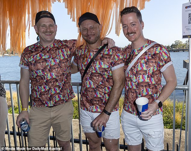 If someone has a good idea about what T-shirt to wear to a festival, it doesn't hurt if their friends copy it (photo)