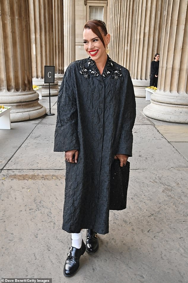 Gorg: Billie stunned in the stylish attire and adorned a huge black handbag as she posed next to Lily