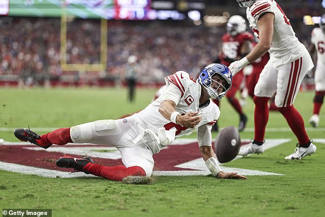 Giants quarterback Daniel Jones celebrates his return for a touchdown against the Cardinals