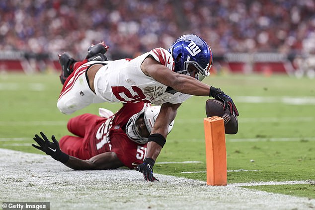 Saquon Barkley scored a touchdown but limped off the field late in the fourth quarter