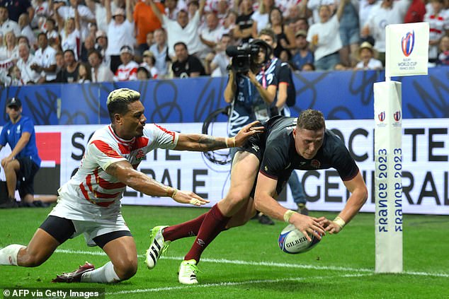 Freddie Steward (right) Scored a superb try after an excellent field kick from George Ford, with Joe Marchant rounding off the bonus point with the final try