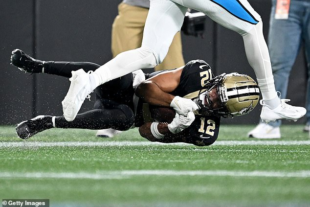 Despite running at full speed, he juggled the ball before catching the ball and tumbling into the turf