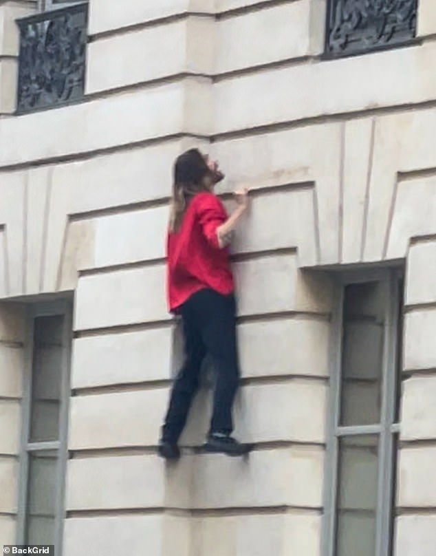 There it is again: days later, Leto repeated the risky climb during a trip to Paris, where he scaled the concrete wall of a building in the French capital (photo)