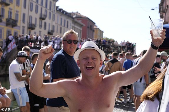 Newcastle fans crowd the Naviglio Grande Channel ahead of the start of the Champions League Group F football match between AC Milan and Newcastle at the San Siro Stadium in Milan, Italy, Tuesday, September 19, 2023. (AP Photo/Luca Bruno )