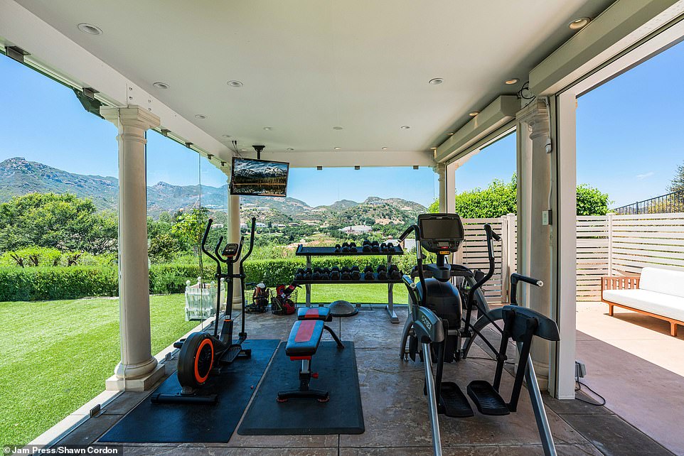 The independent gym has a TV and three machines to get in shape while being surrounded by greenery.