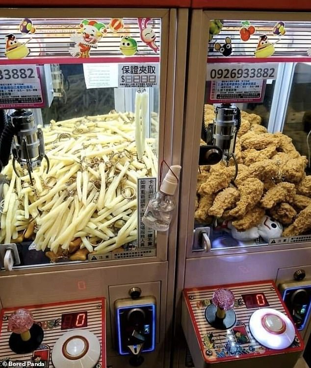 In China, Realistic French Fries and Fried Chicken Keychains Spotted Inside a Claw Machine