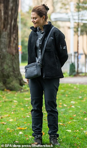 She completed her casual look with a denim shirt and a leather handbag.