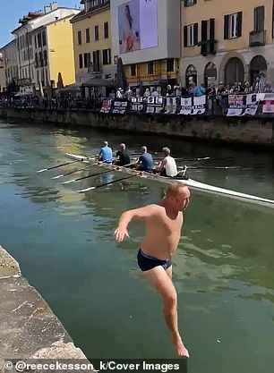 The overconfident fan embarked on the Naviglio Grande