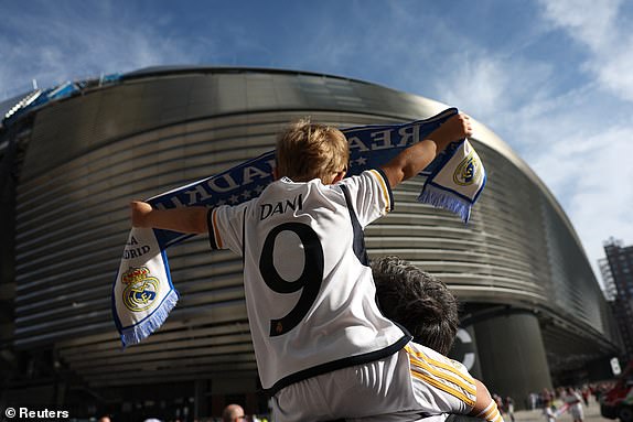 Soccer Football - Champions League - Group C - Real Madrid v 1. FC Union Berlin - Santiago Bernabeu, Madrid, Spain - September 20, 2023 A Real Madrid fan holds a scarf outside the stadium before the match REUTERS/Isabel Infantes