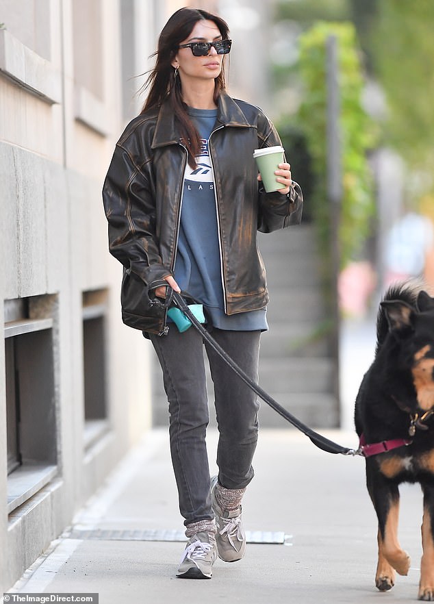 To complete the look: Ratajkowski also tucked the bottom of her dark gray jeans into a pair of worn New Balance sneakers.