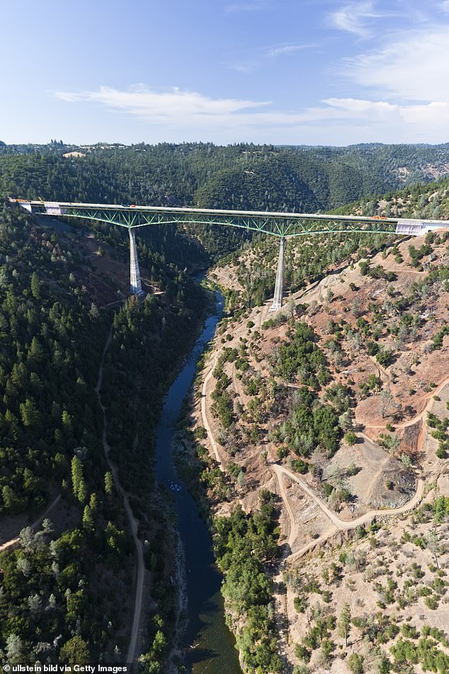 This is the Foresthill Bridge in Sacramento from where the teenager hung himself.