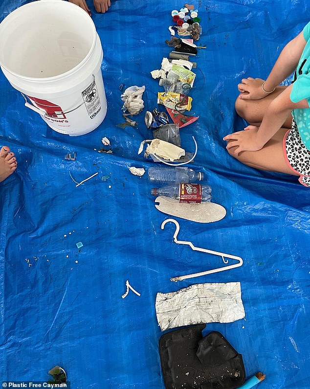 The organization posts photos of the objects found during the clean-up work.  This includes bottles and bottle caps, clothes hangers, snack packaging and small pieces of plastic, also known as microplastics