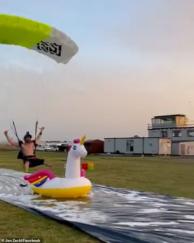 Jan was among a number of skydivers who attempted the feat during an annual festival at a skydiving center in Langar, Nottinghamshire.