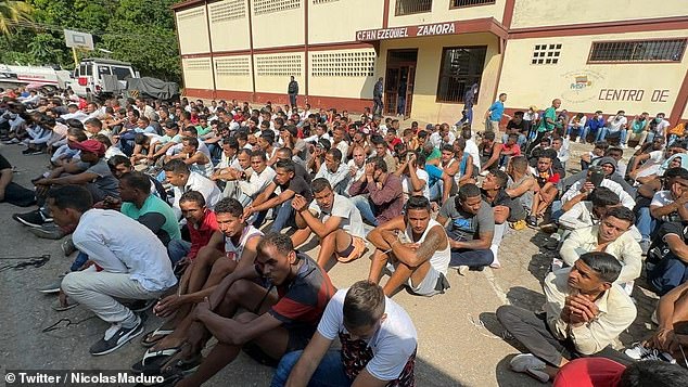 Prisoners from the Tocorón Detention Center lined up outside the prison building before authorities began transferring them to other detention centers