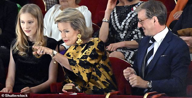 In the photo, the members of the royal family are sitting next to Peter De Caluwe, general manager of De Munt-La Monnaie (photo right)