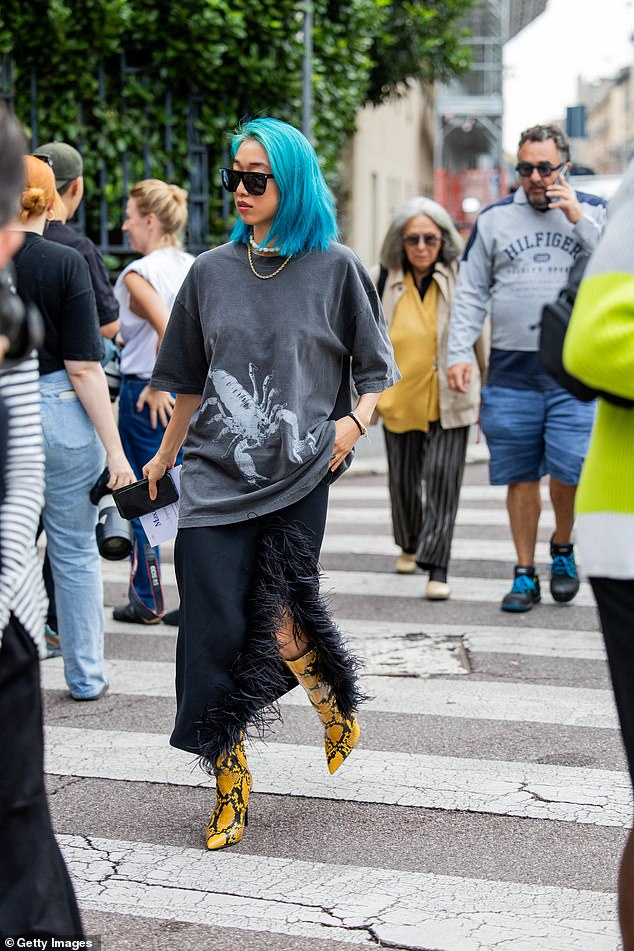 She looked stylish in an oversized gray shirt and black silk skirt with slit and fringe as she walked the streets.  Margaret completed her ensemble with a pair of yellow snakeskin boots and several gold chains