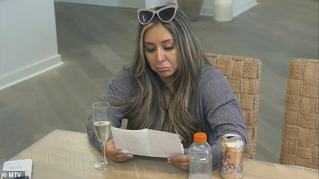 Long Letter: Snooki read a long letter, apparently from Ronnie