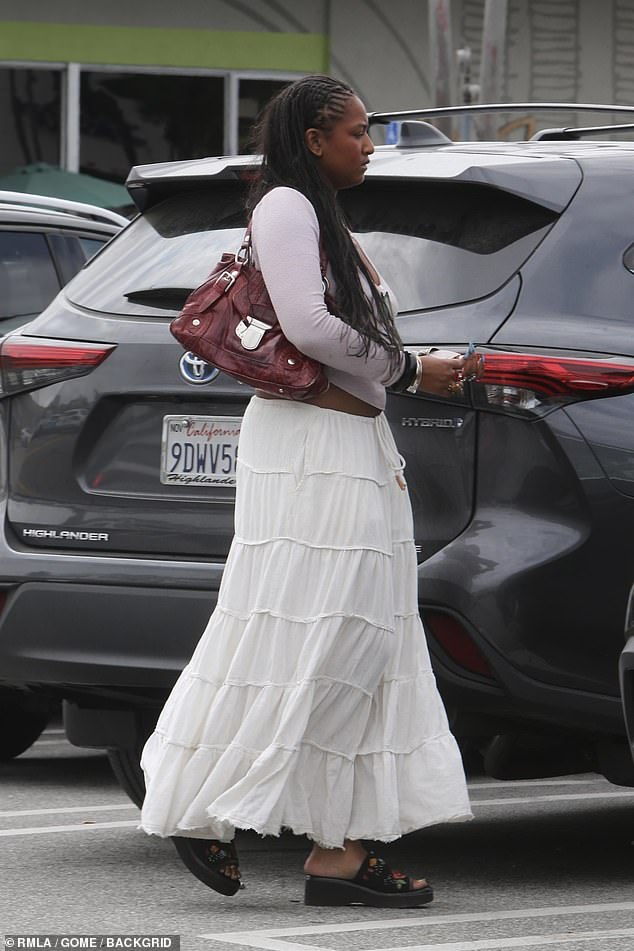 She did her shopping in a stylish, fitted shirt with V-neck and long sleeves