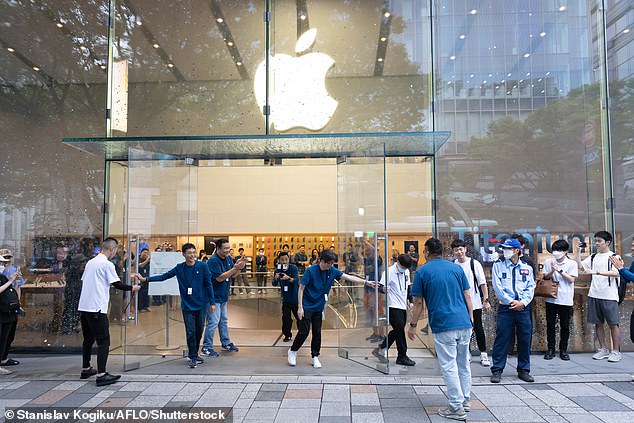 JAPAN: The Apple Store in Tokyo opened its doors to a line of customers this morning