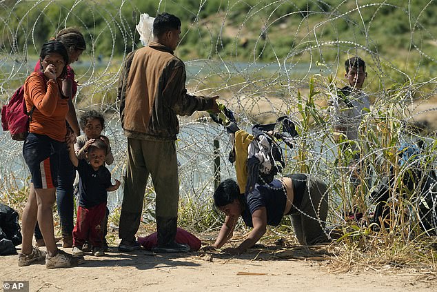 Thousands of additional migrants currently crossing the US-Mexico border at Eagle Pass, Texas, are expected to make their way to New York, where they are entitled to shelter