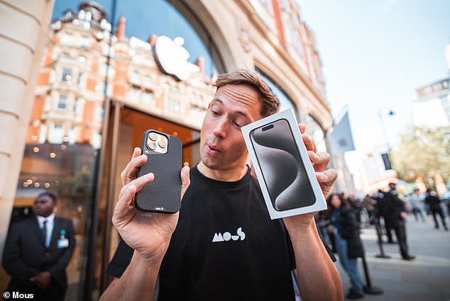 The Mous team woke up early this morning and headed to the Apple Store on Brompton Road, where they purchased the brand new iPhone 15 Pro and placed it in a Mous Limitless 5.0 case.