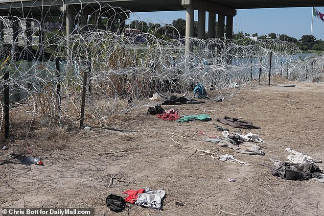 The thicket of barbed wire was ordered by Texas Governor Greg Abbot, who has also deployed a section of spike buoys in the same part of the Rio Grande.