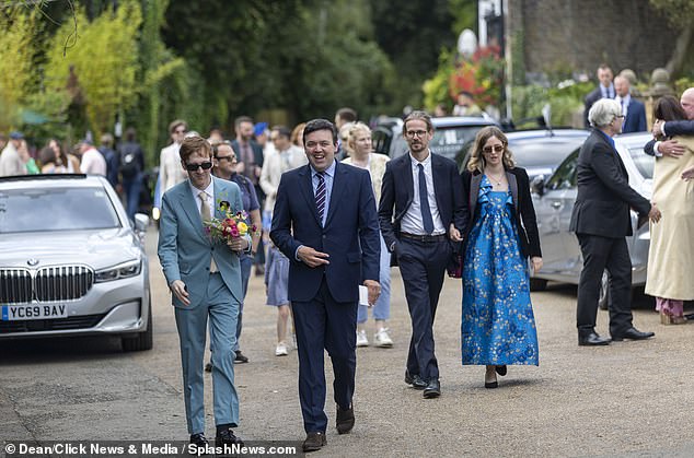 Today there were many people at the wedding, including many famous faces and actors