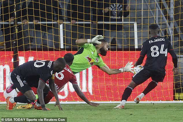 DC United, which is in second place in the play-offs, came loose against the New York Red Bulls