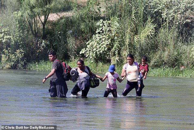 Texas Governor Greg Abbott ordered barbed wire thickets to be placed along the banks of the river, after which President Biden demanded that it be cut down