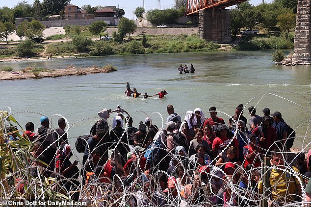 This is the astonishing moment a group of 100 migrants crossed the Rio Grande