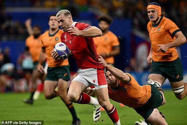 Scrum half Gareth Davies (centre) from Wales got the opener for his team after just three minutes