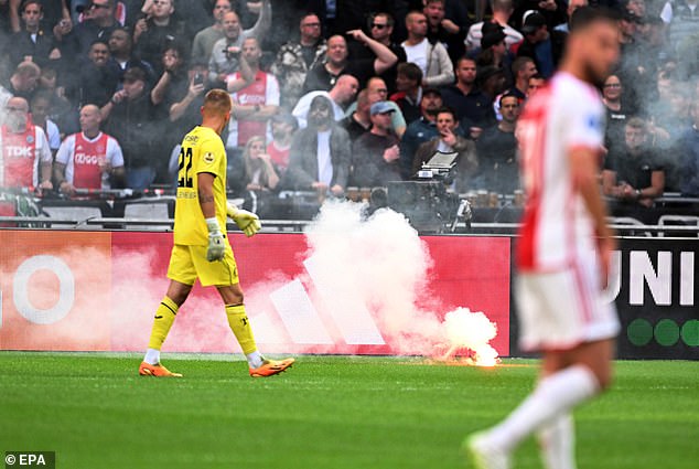 After flares were thrown on the field, it was decided to abandon the Eredivisie match