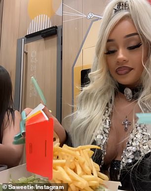 What do you say?  The 30-year-old hip-hop diva had to rely on her fingertips and knuckles to perform the basic task of pouring fries over her open-faced burger.