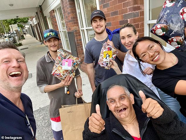 Mr Vagg (left) and Ms Puga (second from right) with volunteers and homeless Sydneysiders