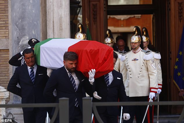 At one point Giorgio Napolitano's body is seen being taken from the Senate to Montecitorio Square