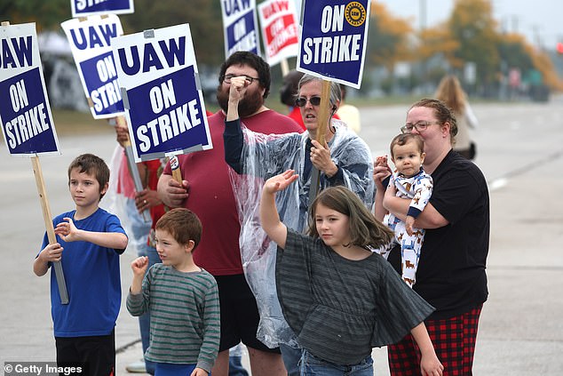 UAW workers picket outside Ford's Wayne Assembly Plant in Wayne, Michigan