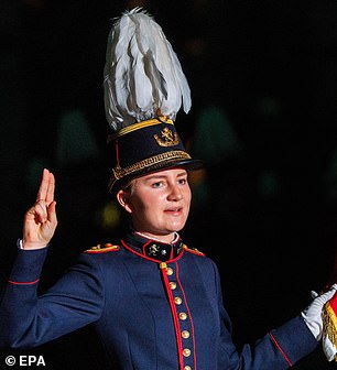 Princess Elisabeth, together with her classmates, took part in a ceremony in which the students of the 160th Promotion of Social and Military Sciences and the officer students of the 175th Polytechnic Promotion took the oath as sub-lieutenant or ensign second class