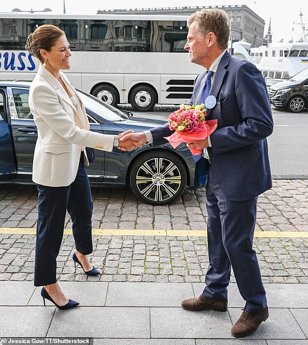 Upon her arrival, the princess received a beautiful bouquet of pink and white flowers from the chairman